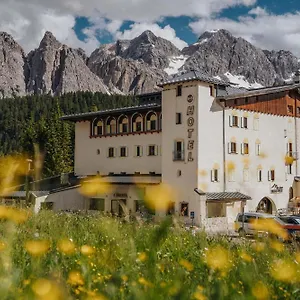 Passo Tre Croci Cortina ホテル